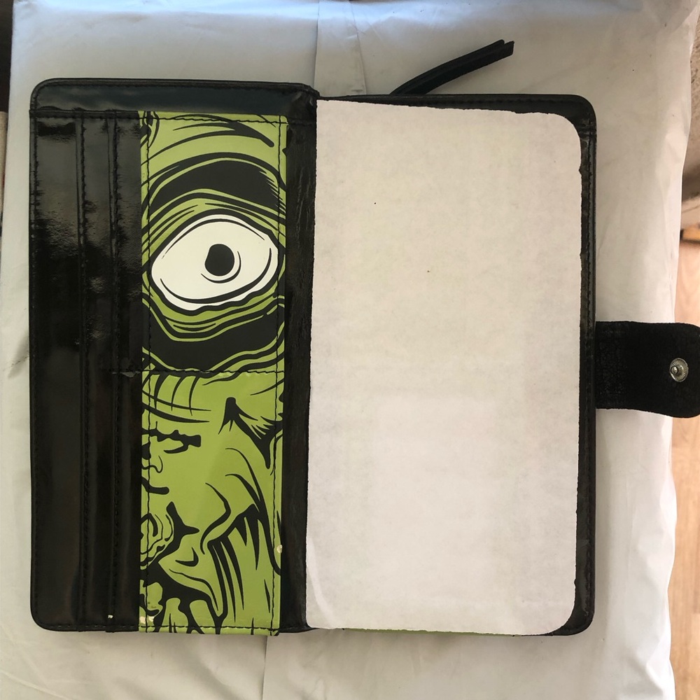 Iron Fist Green Zombie Stomper Wallet - Picture 8 of 12